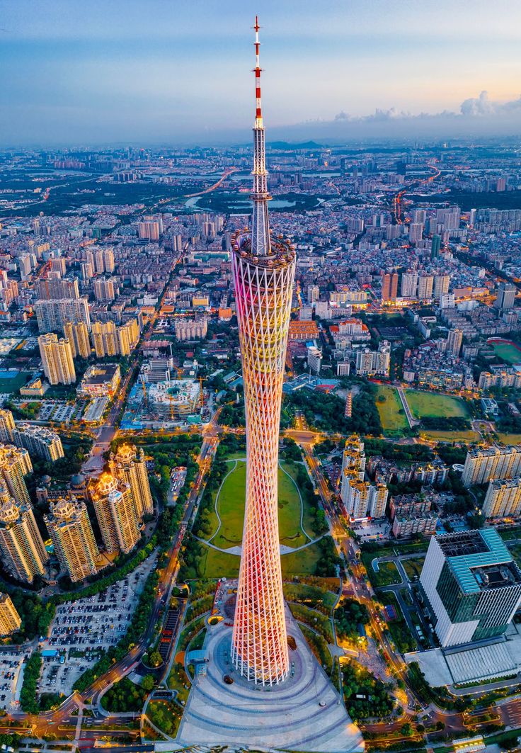 Vista aérea da Canton Tower e de Guangzhou ao anoitecer